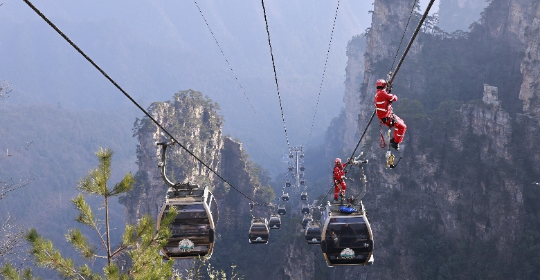 天子山索道開展高空救援演練
